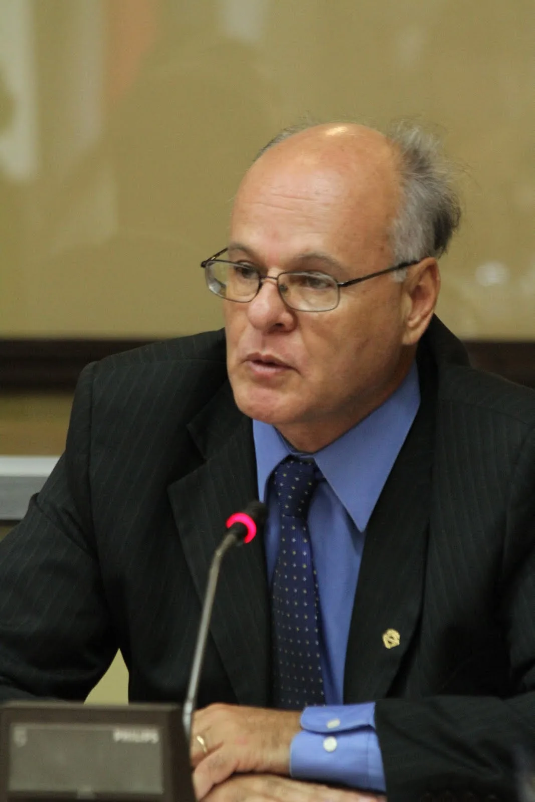 Fernando Castillo Víquez durante una intervención